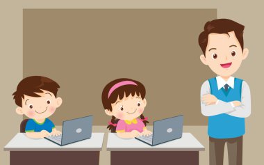 Bilgisayar eğitimi sunan öğretmen ve sınıfta oturan kız ve erkek öğrenciler.