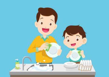 Mutlu çocuk evde bulaşık yıkamaya yardım ediyor. Ebeveynler ve çocuklar ev işlerini birlikte yaparlar. Küçük yardımcı