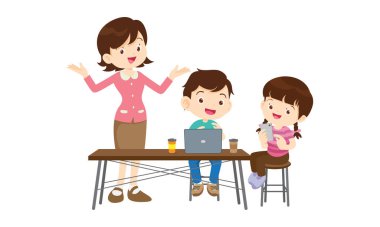 Öğretmen ve çocuklar bilgisayar teknolojisi eğitimi kursları öğreniyorlar