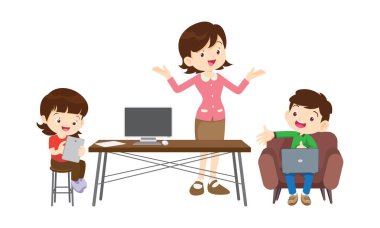 Öğretmen ve çocuklar bilgisayar teknolojisi eğitimi kursları öğreniyorlar