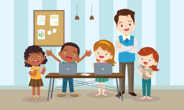 Öğretmen ve çocuklar bilgisayar teknolojisi eğitimi kursları öğreniyorlar