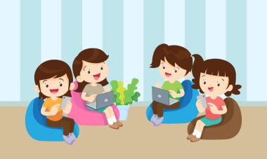 Çocuklar çevrimiçi teknoloji eğitimi kurslarında