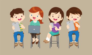 Çocuklar çevrimiçi teknoloji eğitimi kurslarında