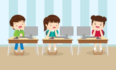 Çocuklar çevrimiçi teknoloji eğitimi kurslarında