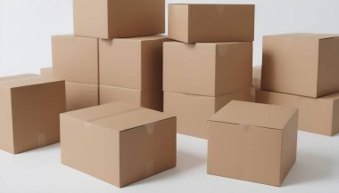 Paket kutularının koleksiyonu göndermeye hazır