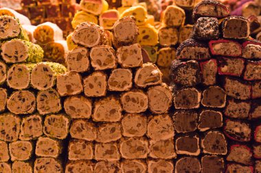 Farklı türde kurabiyelerin olduğu bir yığını kapat