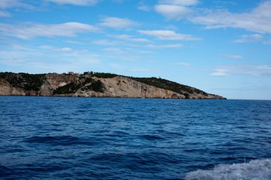 Sahilin güzel deniz manzarası.