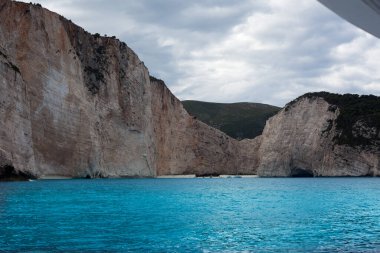 Akdeniz kıyısında uçurumu olan bir manzara.