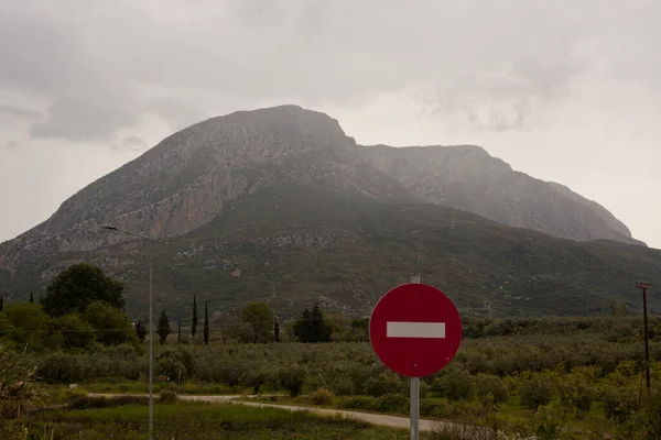 Dağın arka planında yol işareti