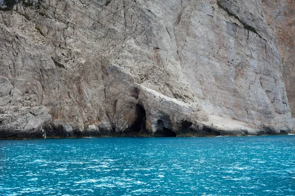 Скелястий Пляж Блакитним Небом Горами Скелями Морем Бірюзовою Водою Тлі — стокове фото