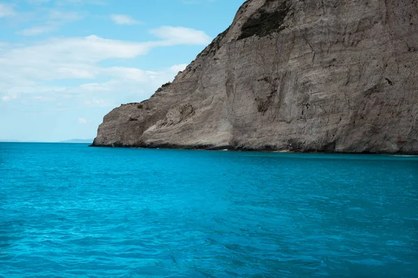 石质海滩 大海和碧绿的海水 背景是希腊美丽的萨金索斯岛 — 图库照片