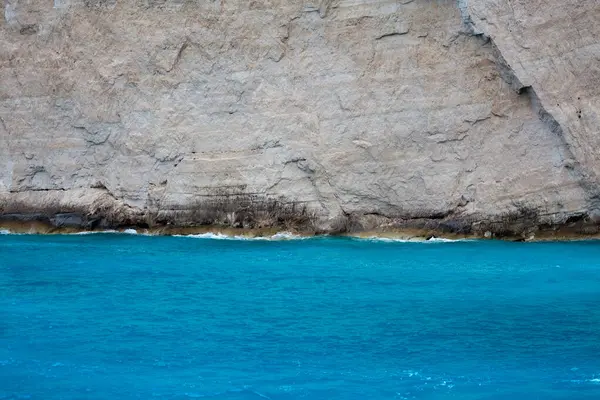 Praia Rochosa Com Céu Azul Montanhas Rochas Mar Água Azul — Fotografia de Stock