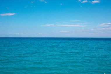 Yaz mevsiminde güzel deniz kıyıları, seyahat kavramı, doğa geçmişi