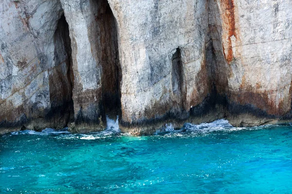 Mavi Gökyüzü Dağları Kayaları Denizi Turkuaz Suyu Olan Kayalık Sahil — Stok fotoğraf