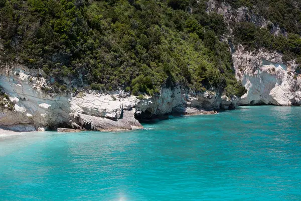 Felsstrand Mit Blauem Himmel Bergen Felsen Meer Und Türkisfarbenem Wasser — Stockfoto