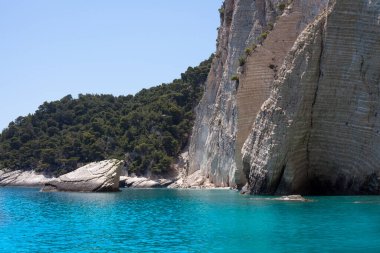 Korsika Körfezi 'ndeki kayalık kıyı şeridinin güzel manzarası..