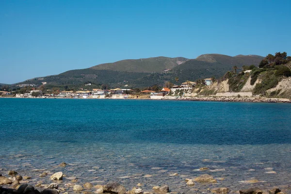 ギリシャのザキントス島の美しい背景にある青い空 海とターコイズブルーの水を持つ岩のビーチ — ストック写真
