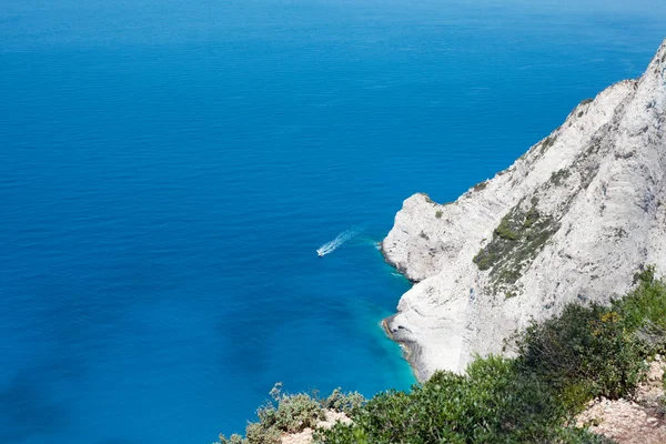 Akdeniz adasının deniz ve mavi suları, Yunanistan