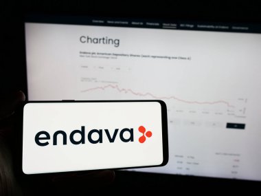Stuttgart, Almanya - 04-18-2024: İngiliz yazılım şirketi Endava plc 'nin logosunun bulunduğu cep telefonu sahibi kişi iş sayfasının önünde. Telefon ekranına odaklan.