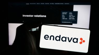 Stuttgart, Almanya - 04-18-2024: İngiliz yazılım şirketi Endava plc 'nin logosuyla cep telefonu tutan kişi iş sayfasının önünde. Telefon ekranına odaklan.