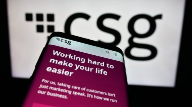 Stuttgart, Almanya - 04-18-2024: İş logosu önünde ABD 'li BSS yazılım şirketi CSG Systems Inc. Telefon ekranının sol üst kısmına odaklan.