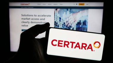 Stuttgart, Almanya - 04-18-2024: İnternet sitesi önünde üzerinde ABD 'li biyoimulasyon şirketi Certara Inc.' in logosu bulunan akıllı telefon sahibi kişi. Telefon ekranına odaklan.