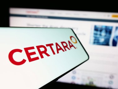 Stuttgart, Almanya - 04-18-2024: Amerikan biyoimulasyon şirketi Certara Inc. 'in logosuna sahip akıllı telefon iş sitesinin önünde. Telefon ekranının merkez soluna odaklan.
