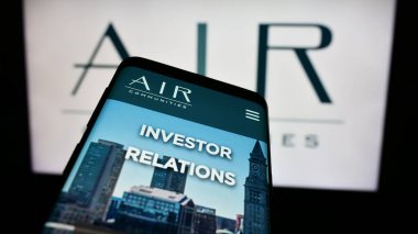 Stuttgart, Almanya - 04-26-2024: İş logosu önünde Apartman Gelir Şirketinin (AIR Communities) web sitesi bulunan cep telefonu. Telefon ekranının sol üst kısmına odaklan.
