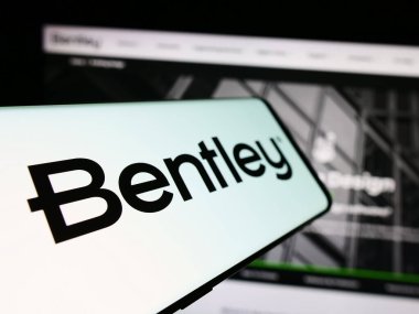 Stuttgart, Almanya - 04-26-2024: Amerikan yazılım şirketi Bentley Systems Inc. 'in logosuyla birlikte cep telefonu. Telefon ekranının merkez soluna odaklan.