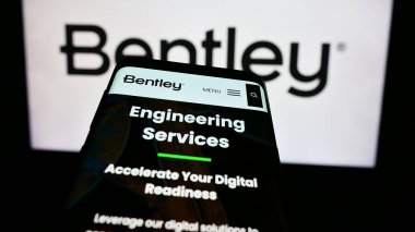 Stuttgart, Almanya - 04-26-2024: İş logosu önünde ABD 'li yazılım şirketi Bentley Systems Inc.' in web sayfası ile akıllı telefon. Telefon ekranının sol üst kısmına odaklan.