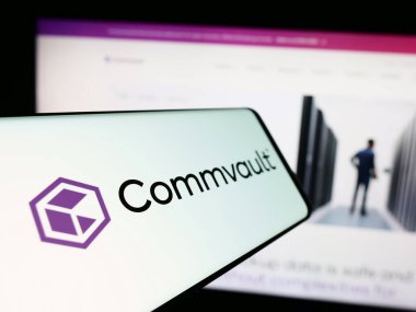 Stuttgart, Almanya - 04-26-2024: Amerikan yazılım şirketi Commvault Systems Inc. 'in logolu akıllı telefon. Telefon ekranının merkez soluna odaklan.