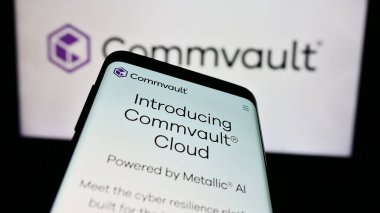 Stuttgart, Almanya - 04-26-2024: İş logosu önünde ABD 'li yazılım şirketi Commvault Systems Inc.' in web sayfası ile cep telefonu. Telefon ekranının sol üst kısmına odaklan.