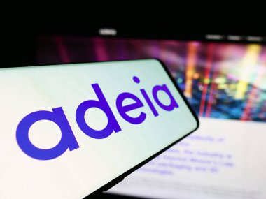 Stuttgart, Almanya - 04-26-2024: Web sitesi önünde üzerinde Amerikan fikri mülkiyet lisans şirketi Adeia Inc. 'in logosu bulunan akıllı telefon. Telefon ekranının merkez soluna odaklan.