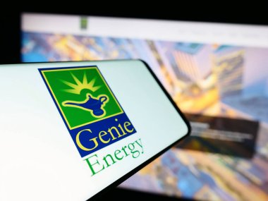 Stuttgart, Almanya - 04-26-2024: Amerikan petrol ve doğalgaz şirketi Genie Energy Ltd. 'nin logosuyla birlikte cep telefonu. Telefon ekranının merkez soluna odaklan.