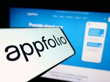 Stuttgart, Almanya - 04-28-2024: Web sitesinin önünde üzerinde Amerikan emlak yazılım şirketi AppFolio Inc. 'in logosu bulunan cep telefonu. Telefon ekranının merkez soluna odaklan.