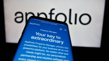 Stuttgart, Almanya - 04-28-2024: İş logosu önünde ABD 'li emlak yazılım şirketi AppFolio Inc.' nin web sitesi ile akıllı telefon. Telefon ekranının sol üst kısmına odaklan.