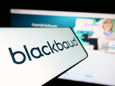 Stuttgart, Almanya - 04-28-2024: Amerikan yazılım şirketi Blackbaud Inc. 'in logolu akıllı telefon. Telefon ekranının merkez soluna odaklan.