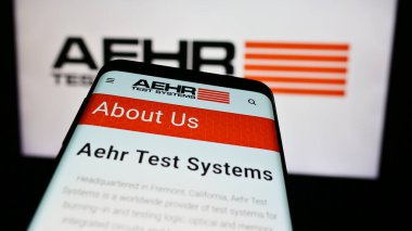 Stuttgart, Almanya - 04-28-2024: İş logosu önünde ABD 'li yarı iletken test şirketi Aehr Test Systems' in web sitesi ile cep telefonu. Telefon ekranının sol üst kısmına odaklan.