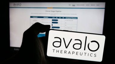 Stuttgart, Almanya - 04-28-2024: İnternet sitesi önünde ABD 'li biyoteknoloji şirketi Avalo Therapeutics Inc.' in logosuna sahip akıllı telefon sahibi kişi. Telefon ekranına odaklan.