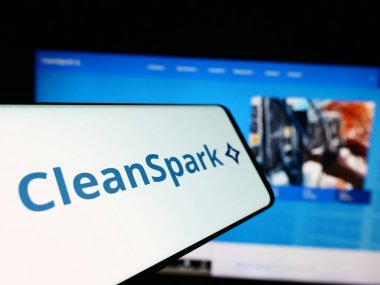 Stuttgart, Almanya - 04-28-2024: Amerikan Bitcoin madencilik şirketi CleanSpark Inc. 'in logosuna sahip akıllı telefon. Telefon ekranının merkezine odaklan.