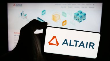 Stuttgart, Almanya - 04-28-2024: Amerikan yazılım şirketi Altair Engineering Inc. 'in logosu olan cep telefonu sahibi kişi iş sayfasının önünde. Telefon ekranına odaklan.