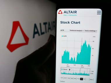 Stuttgart, Almanya - 04-28-2024: Logo önünde ABD 'li yazılım şirketi Altair Engineering Inc.' in web sayfası ile akıllı telefon tutan kişi. Telefon ekranının merkezine odaklan.