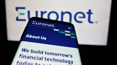 Stuttgart, Almanya - 04-29-2024: İş logosu önünde ABD 'li ödeme şirketi Euronet Worldwide Inc.' in web sayfası ile cep telefonu. Telefon ekranının sol üst kısmına odaklan.