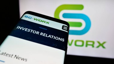 Stuttgart, Almanya - 04-29-2024: İş logosu önünde ABD sağlık tedarik zinciri ScWorx Corp 'un web sitesi ile cep telefonu. Telefon ekranının sol üst kısmına odaklan.