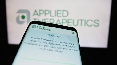 Stuttgart, Almanya - 04-29-2024: Logo önünde ABD 'li biyofarmasötik şirketi Applied Therapeutics Inc.' in web sitesi ile cep telefonu. Telefon ekranının sol üst kısmına odaklan.