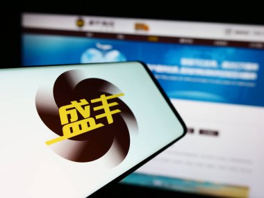 Stuttgart, Almanya - 04-29-2024: Çinli lojistik şirketi Shengfeng Development Ltd. 'nin logolu akıllı telefon. Telefon ekranının merkez soluna odaklan.