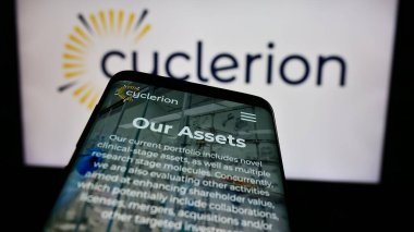 Stuttgart, Almanya - 05-02-2024: ABD 'li biyofarmasötik şirketi Cyclerion Therapeutics Inc.' in web sayfası logo önünde. Telefon ekranının sol üst kısmına odaklan.