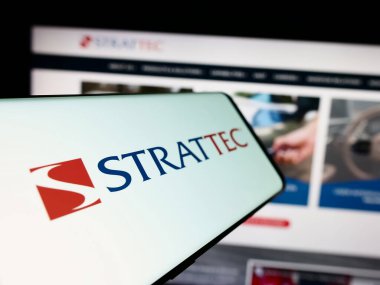 Stuttgart, Almanya - 05-02-2024: Sitenin önünde Amerikan otomotiv şirketi Strattec Security Corporation 'ın logosuna sahip akıllı telefon. Telefon ekranının merkez soluna odaklan.