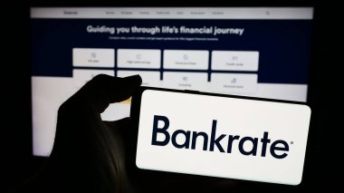 Stuttgart, Almanya - 05-03-2024: İnternet sitesi önünde ABD 'li tüketici finans şirketi Bankrate LLC' nin logosuna sahip kişi. Telefon ekranına odaklan.