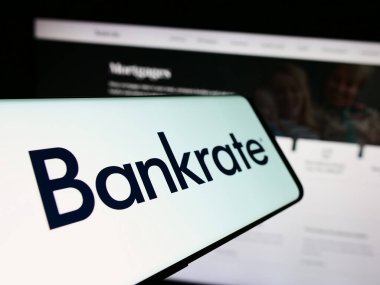 Stuttgart, Almanya - 05-03-2024: Ticari İnternet sitesi önünde Amerikan tüketici finans şirketi Bankrate LLC 'nin logosuna sahip akıllı telefon. Telefon ekranının merkez soluna odaklan.